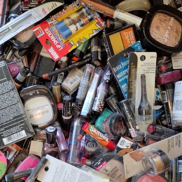 MYSTERY MAKEUP BAG!!! Great brands! - Picture 2 of 2